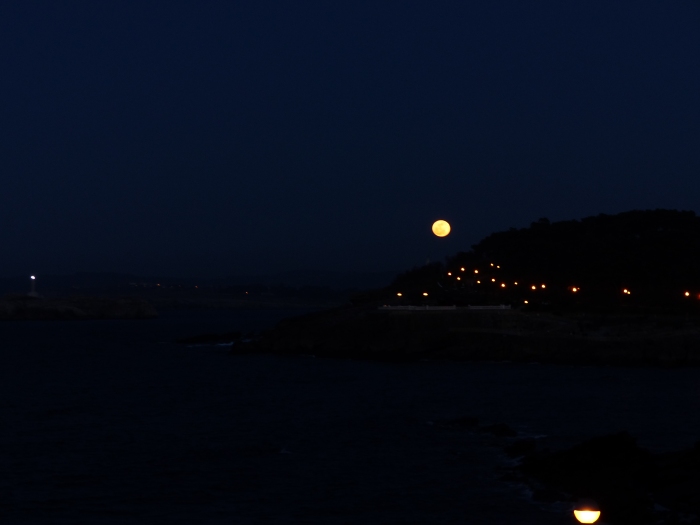 Imágenes de la luna llena saliendo desde detrás del Palacio de la Magdalena en Santander